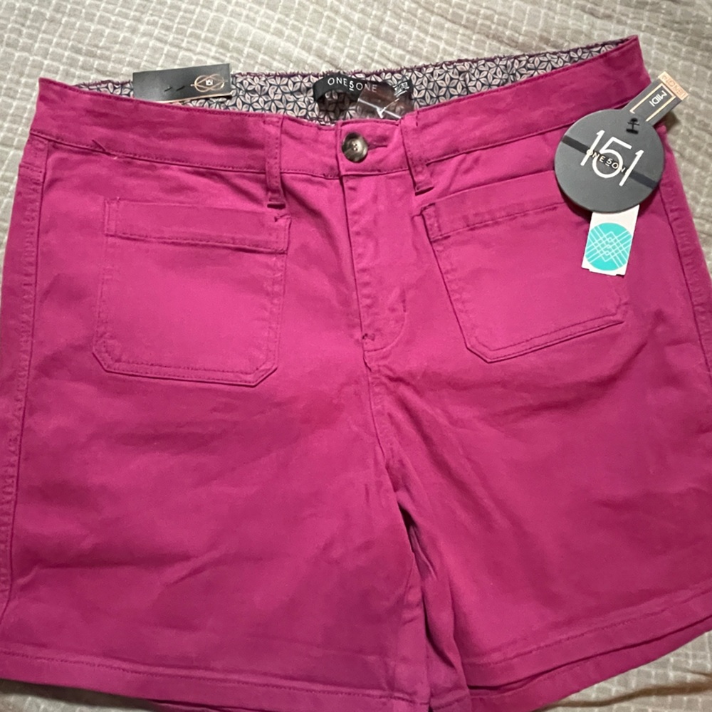 One5One Ladies Sz 16 Veda Shorts Magenta in color